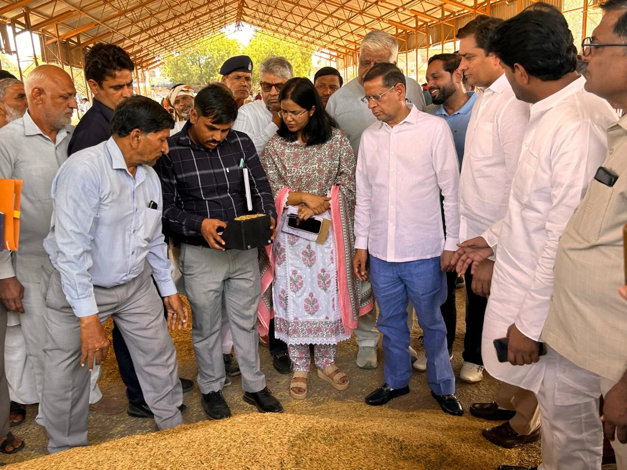 धान खरीद के पहले दिन मंत्री राजेश नागर ने किया बल्लभगढ़ अनाज मंडी का औचक निरीक्षण