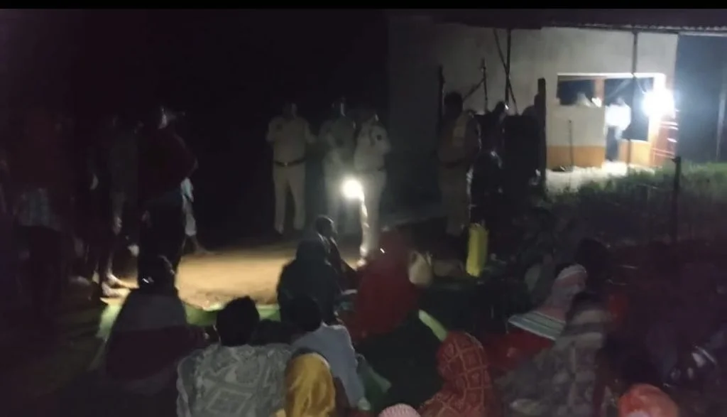 तमोरा में वन अमले पर हमला, रेंजर समेत दो अधिकारी घंटों बंधक; पुलिस-वन अमले ने कराया मुक्त।