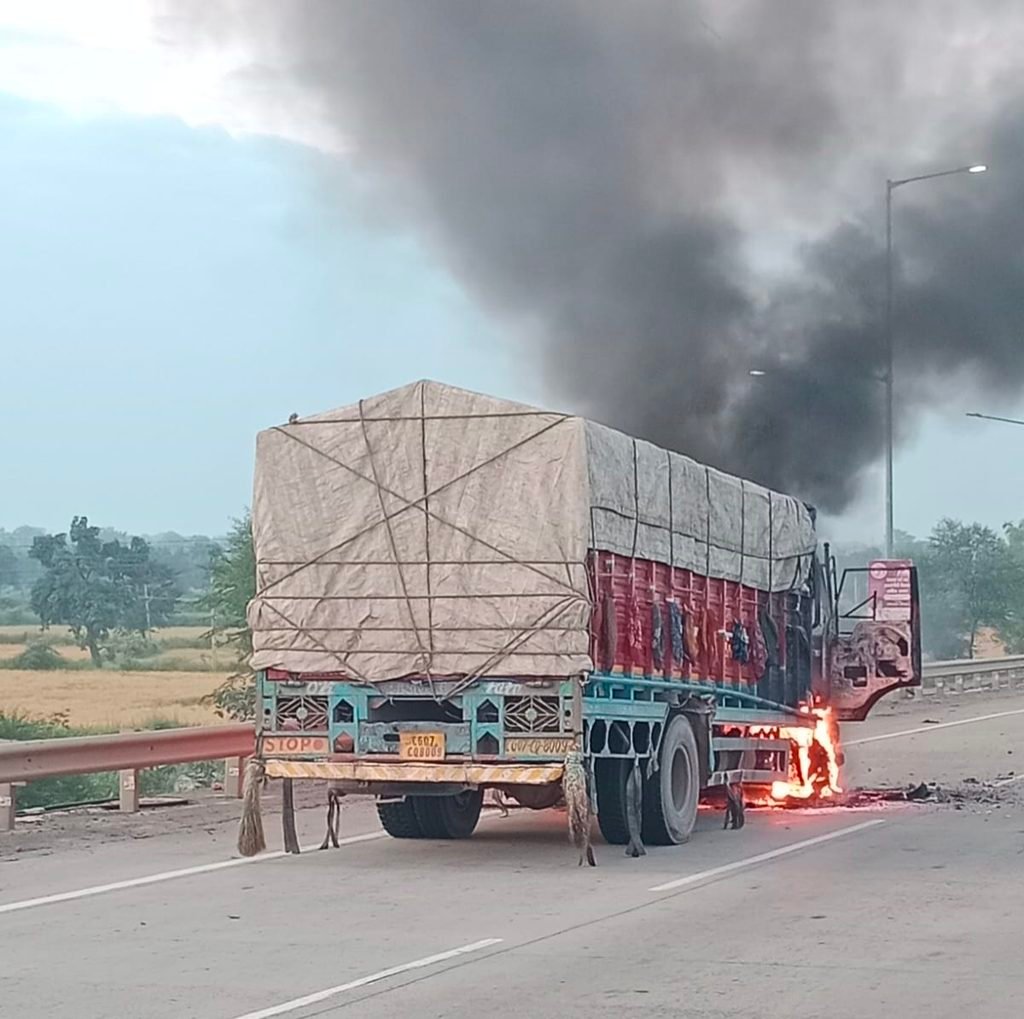 दामाखेड़ा ओवरब्रिज पर ट्रक में लगी आग, एक घंटे की मशक्कत के बाद पाया गया काबू