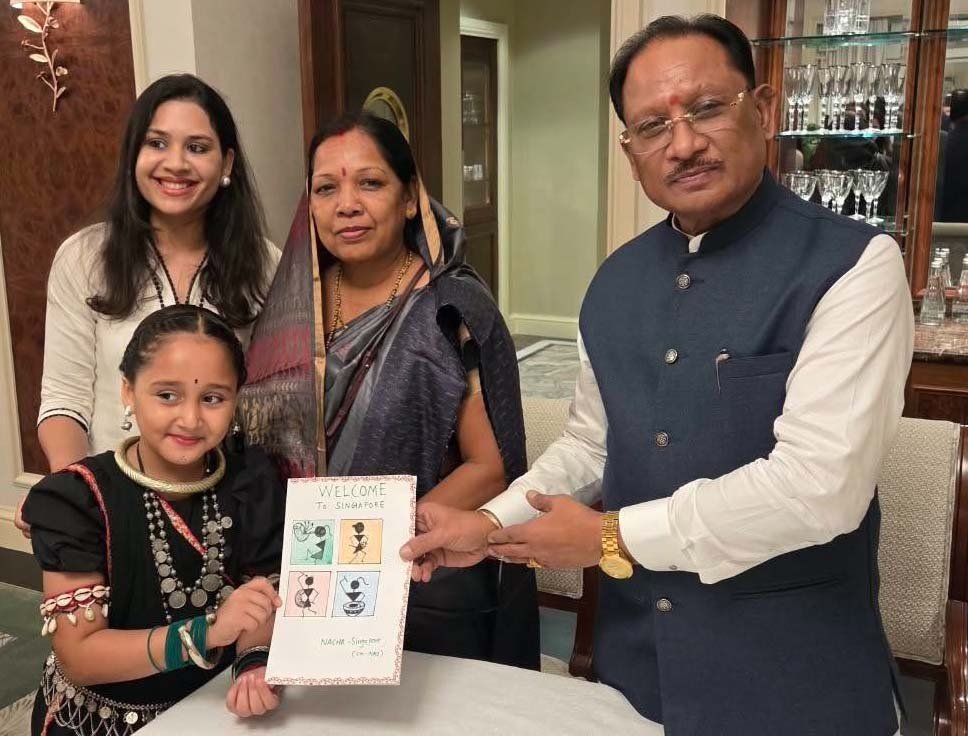 सिंगापुर में सीएम दंपति का छत्तीसगढ़ी अंदाज में स्वागत