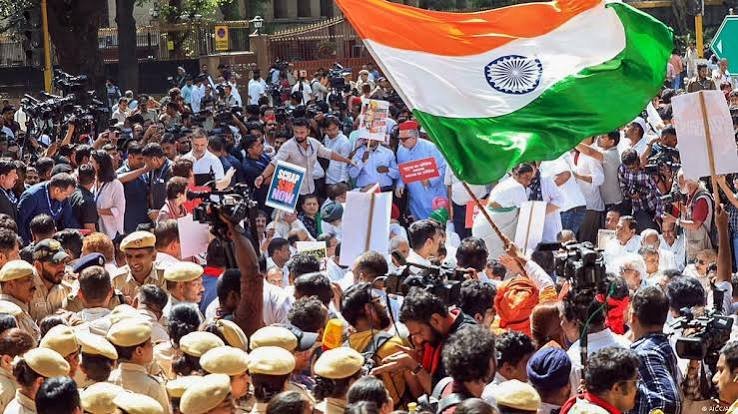 प्रदर्शन का हक बनाम पुलिस की पाबंदी, क्या कहता है संविधान