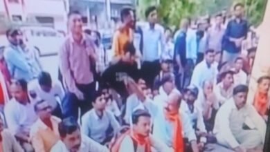 108 के ड्राइवर कर्मियों का जीवीके कंपनी के दफ्तर में प्रदर्शन घेराव