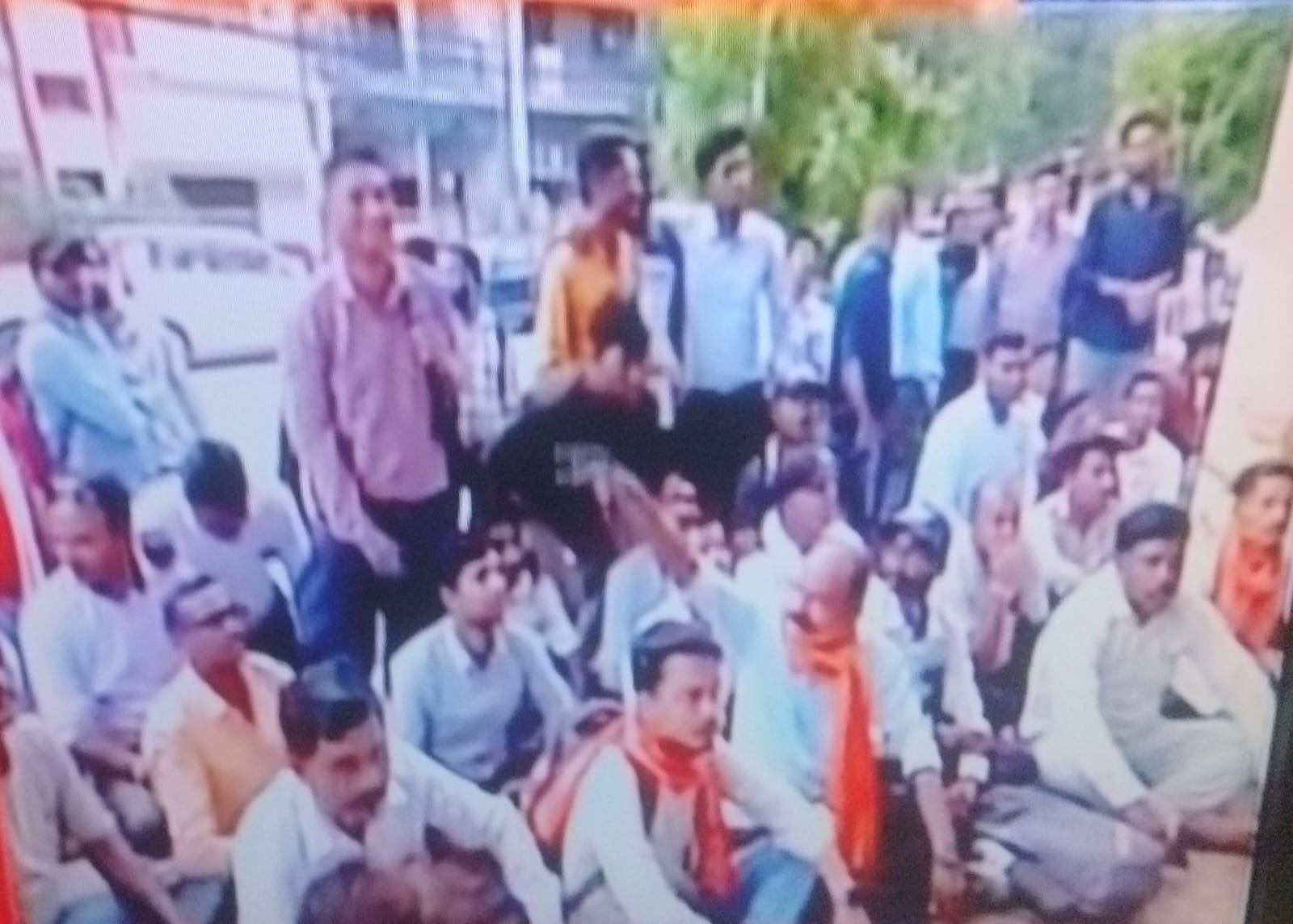 108 के ड्राइवर कर्मियों का जीवीके कंपनी के दफ्तर में प्रदर्शन घेराव
