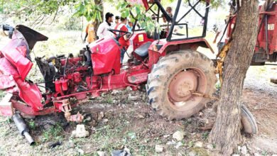 टायर फटा, ट्रैक्टर पेड़ से टकराया, चालक की मौत, 3 मजदूर घायल