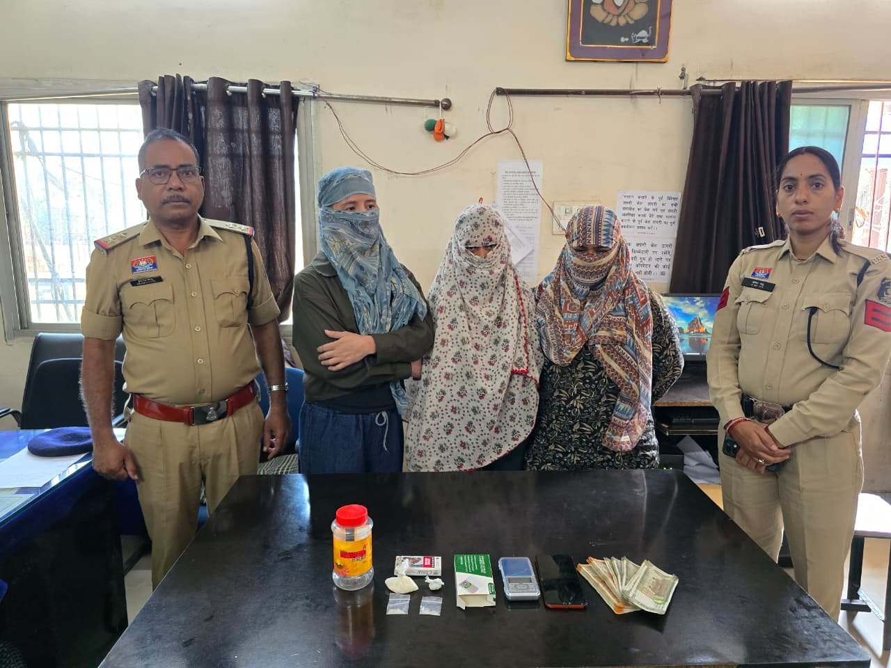 एमडीएमए ड्रग के साथ स्पा सेंटर 3 गिरफ्तार, 2 युवतियां 14 ग्राम ड्रग जब्त