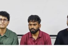 फ्लाइट के अंदर दिल्ली पुलिस का एक्शन, हिरासत में दिपके, रांका और सौरव; तुषार गांधी को मुंबई पुलिस ने कियाडिटेन