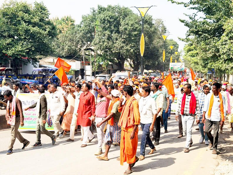 बस्तर में सैकड़ों किसानों का आंदोलन, कलेक्टोरेट पहुंच सौंपा ज्ञापन