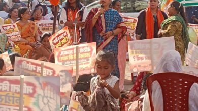 कांग्रेस सांसद पर यौन दुर्व्यवहार के आरोपों को लेकर राजीव भवन के सामने प्रदर्शन