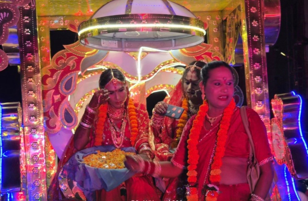 आधी रात डीजे की धुन पर झूमते हुए मां दंतेश्वरी के दरबार पहुंचे किन्नर, सबसे पहले चढ़ाई चुनरी