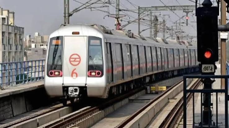 दिल्ली मेट्रो में सीट को लेकर विवाद: 48 वर्षीय शख़्स की मौत, पूर्व आईएएस अधिकारी और बेटा गिरफ़्तार