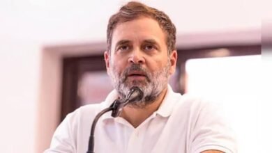 राहुल गांधी विपक्षी नेताओं के साथ सुप्रीम कोर्ट पहुंचे, 'वोट चोरी' को लेकर दाख़िल की याचिका