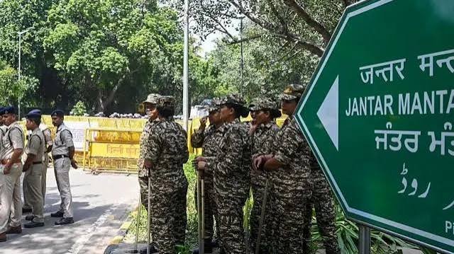 यहाँ धरना-प्रदर्शन मना है! जंतर-मंतर पर प्रोटेस्ट पर पाबंदी लगाने पर उठे सवाल