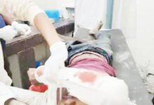 खड़े ट्रक में घुसी बाइक, 1 मौत, 2 गंभीर