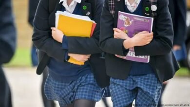 ब्रिटेन में पोर्न में स्कूल यूनिफॉर्म पर रोक की मांग क्यों?