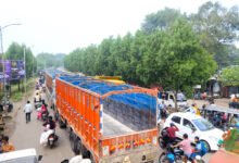 ओवरब्रिज पर ट्रक का डीजल खत्म, घंटेभर जाम