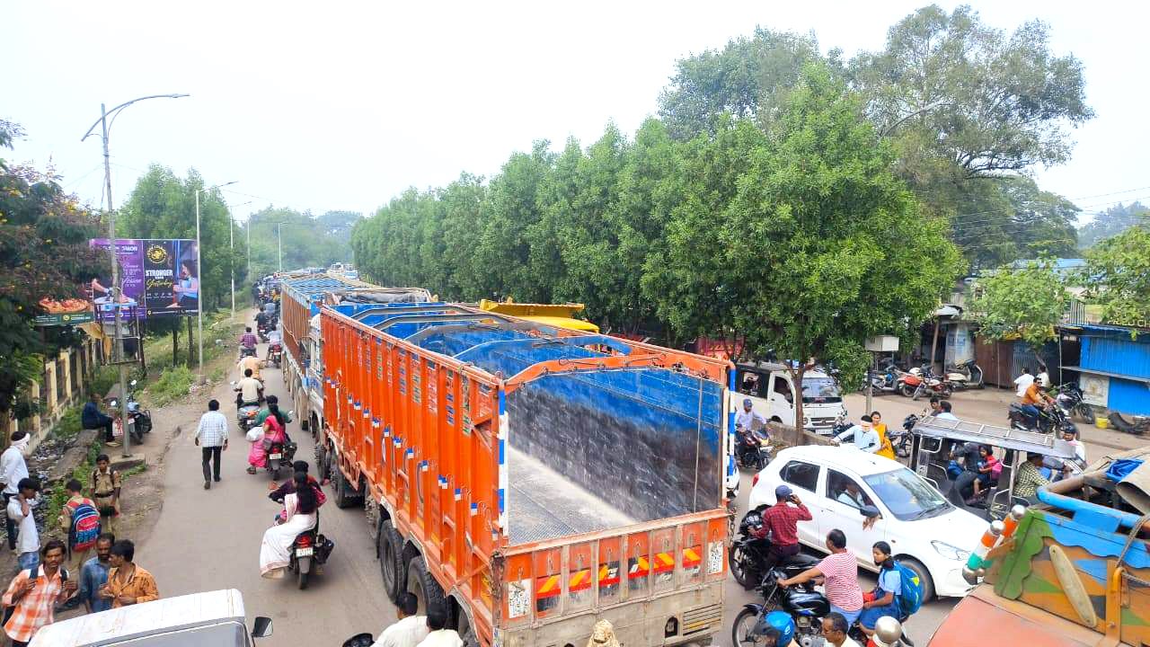 ओवरब्रिज पर ट्रक का डीजल खत्म, घंटेभर जाम
