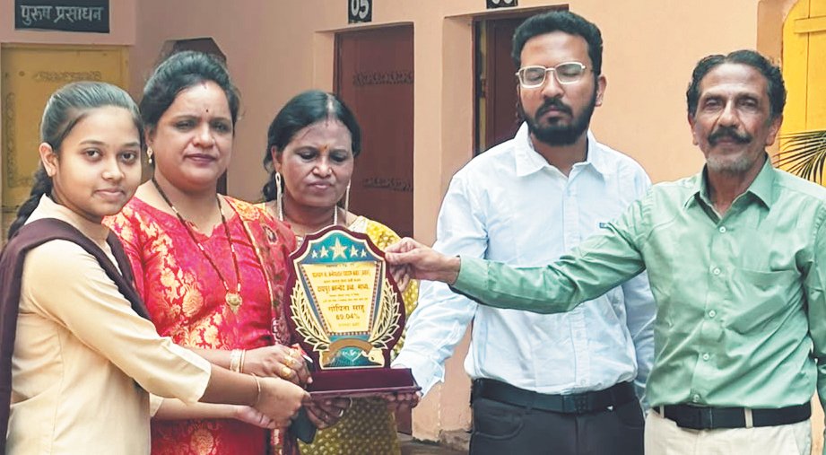 स्व. कसार के उत्कृष्ट कार्यों और समाज सेवा को याद करते शिक्षक-शिक्षिकाएं सम्मानित