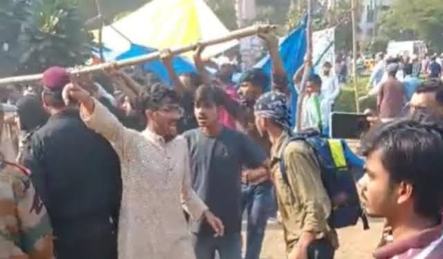 जामिया में छात्र संघ चुनाव की मांग को लेकर प्रदर्शन जारी, स्टूडेंट्स को हटाने की हुई थी कोशिश