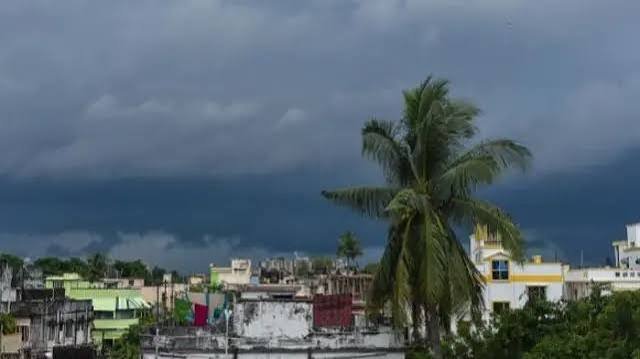गंभीर चक्रवाती तूफ़ान में बदला अर्नब, विशाखापट्टनम की ओर से तेजी से बढ़ रहा
