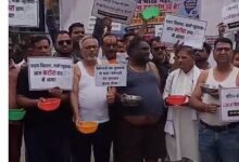 जेजेएम ठेकेदारों का अर्ध-नग्न प्रदर्शन