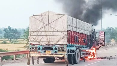 हाईवे पर चलती ट्रक में लगी आग