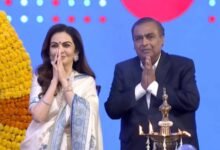 **ईडीएस: तीसरे पक्ष की छवि** 28 अक्टूबर, 2026 को पोस्ट किए गए एक वीडियो के इस स्क्रीनशॉट में, रिलायंस इंडस्ट्रीज के अध्यक्ष मुकेश अंबानी और रिलायंस फाउंडेशन के अध्यक्ष…