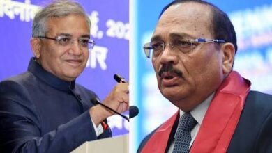 सुप्रीम कोर्ट का चुनाव आयोग से सवाल- 'पहले से वोटर रहे लोगों से फ़ॉर्म 6 क्यों भरवाया जा रहा है?'