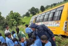 स्कूली बच्चों से भरी बस सड़क से उतरकर खेत में घुसी, एक बच्चा गंभीर रूप से घायल