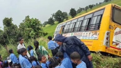 स्कूली बच्चों से भरी बस सड़क से उतरकर खेत में घुसी, एक बच्चा गंभीर रूप से घायल