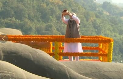 पीएम मोदी ने 'स्टैच्यू ऑफ यूनिटी' पर सरदार पटेल को अर्पित की पुष्पांजलि, 400 करोड़ रुपए से अधिक की योजनाओं का शुभारंभ
