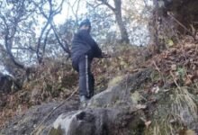 उत्तराखंड हेलीकॉप्टर हादसा: दुर्गम पहाड़ी रास्ते से शव निकालने में जुटीं रेस्क्यू टीमें