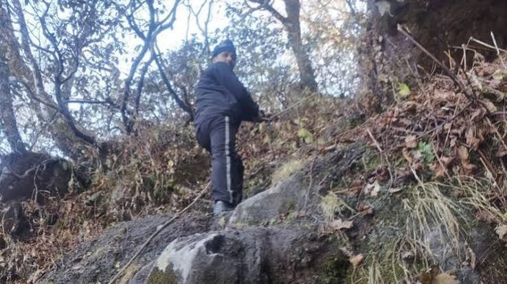 उत्तराखंड हेलीकॉप्टर हादसा: दुर्गम पहाड़ी रास्ते से शव निकालने में जुटीं रेस्क्यू टीमें