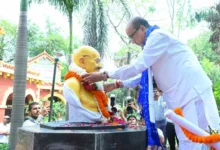 नशा मुक्त भारत के संकल्प के साथ राज्यपाल डेका ने की पदयात्रा, गांधी-शास्त्री को किया नमन