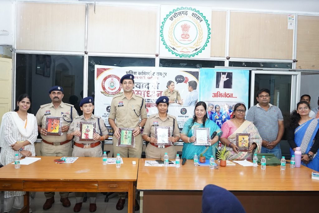 रायपुर पुलिस की संवेदनशील पहल: मूक-बधिर बच्चों से संवाद के लिए विवेचकों ने सीखी सांकेतिक भाषा, बच्चों ने जाना पुलिस का कामकाज