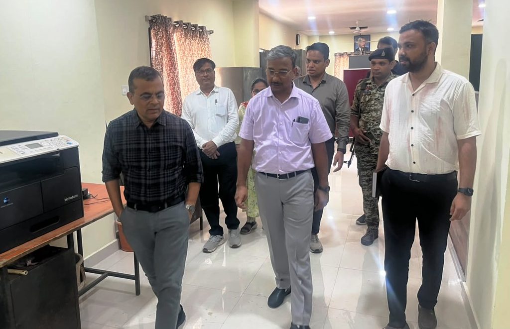 कलेक्टोरेट के नव निर्मित प्रथम तल का कलेक्टर ने किया निरीक्षण, विभागों को जल्द शिफ्ट होने के निर्देश