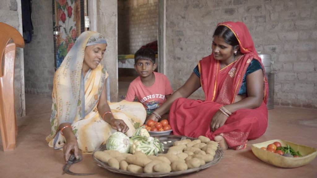 PM Awas Yojana: कभी बैनर की दीवारों के बीच गुजरती थी जिंदगी, अब पक्के घर में संवर रहे आशा के सपने