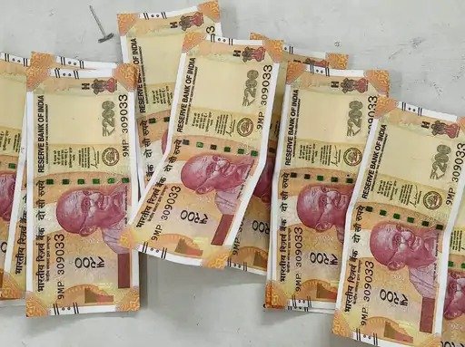 कोरबा में नकली नोट खपाते 2 आरोपी गिरफ्तार:दशहरा मेले में दुकानों पर चला रहे थे, 200 के 15 नोट जब्त