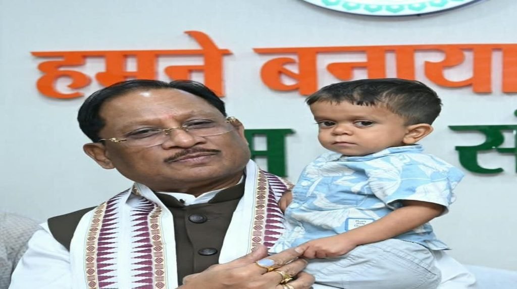 रिमोन को गोद में उठाकर मुख्यमंत्री ने दुलारा, कहा – यह केवल आपका नहीं, हमारा भी बेटा है, इसके स्वास्थ्य की चिंता करना हमारी भी जिम्मेदारी,नन्हे रिमोन ने गीत सुन…
