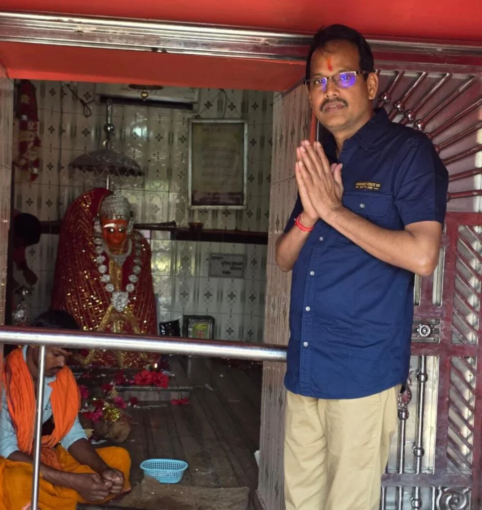 मां चंद्रहासिनी के दरबार में पहुंचे सारंगढ़ जनपद पंचायत सीईओ आर.एस. नायक, विधि-विधान से की पूजा-अर्चना।