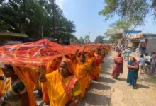 183 मीटर लंबी चुनरी यात्रा में उमड़ा मातृशक्ति का जनसैलाब, मस्तूरी में भक्ति और उत्साह का माहौल।