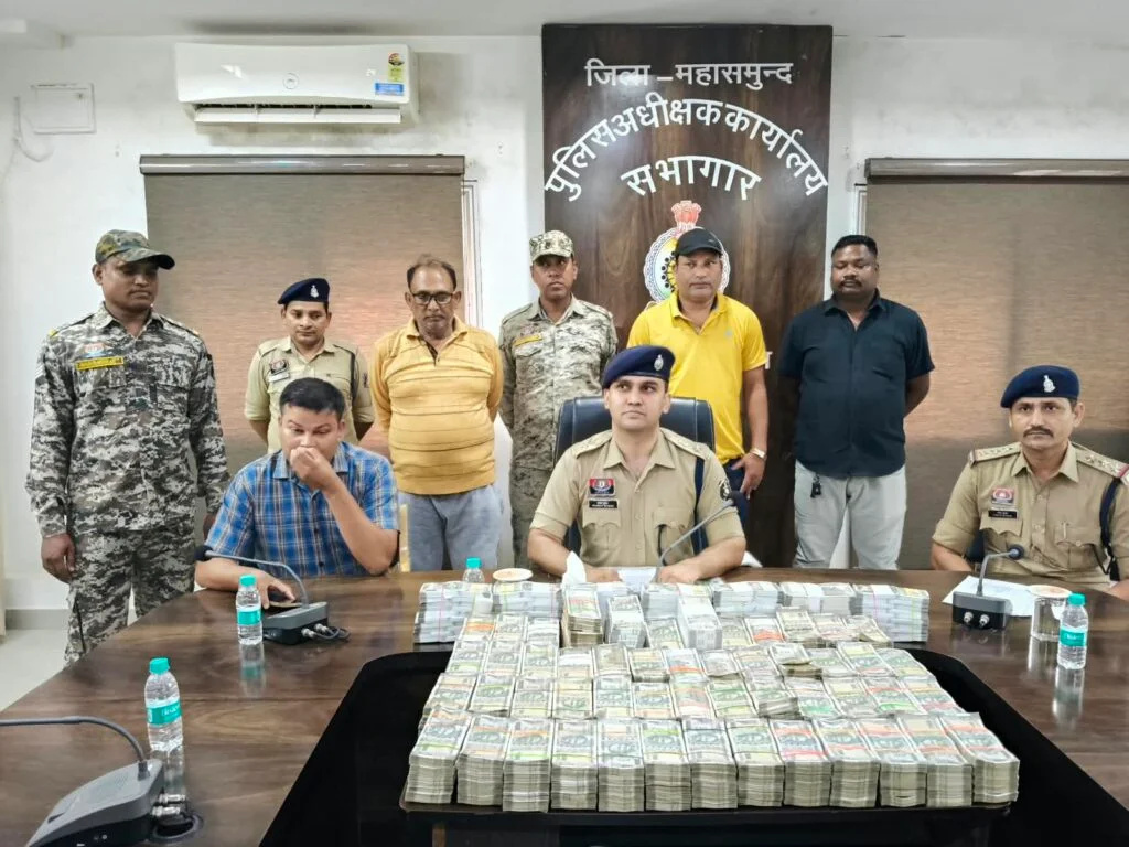 खैर लकड़ी तस्करी सिंडिकेट पर एसपी प्रभात का प्रहार,1.70 करोड़ नकद और 70 टन लकड़ी जब्त।