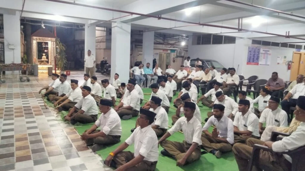 दाहिर उपनगर की संजीवनी प्रभात शाखा का पथ संचलन संपन्न, 117 स्वयंसेवकों ने किया बस्ती भ्रमण.