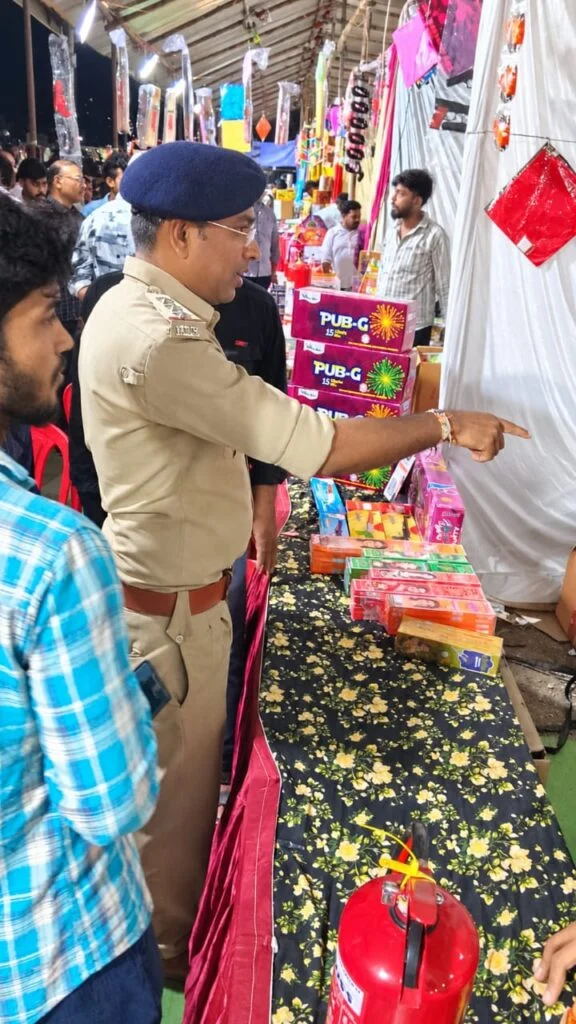 पटाखा दुकानों में सुरक्षा से समझौता नहीं, शर्तों के उल्लंघन पर निरस्त होगा लाइसेंस.