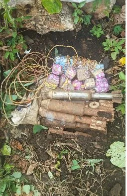 CG BREAKING : सुरक्षाबलों को जंगल में मिला नक्सलियों का डंप, विस्फोटक और हथियार बरामद