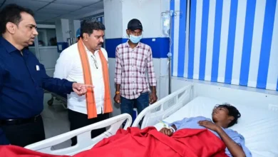 मरकाटोला घाट सड़क हादसे के घायलों और परिजनों से की मुलाकात, बेहतर उपचार के दिए निर्देश