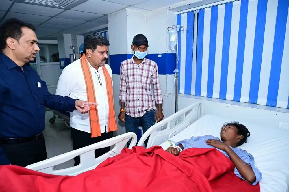 मरकाटोला घाट सड़क हादसे के घायलों और परिजनों से की मुलाकात, बेहतर उपचार के दिए निर्देश